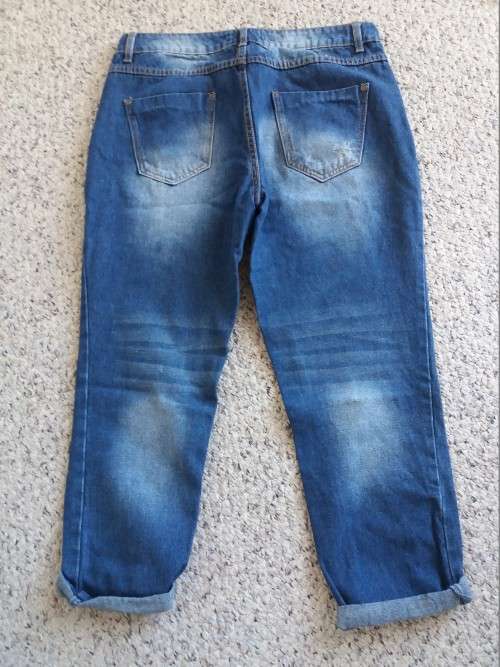 DISTRESSED JEANS