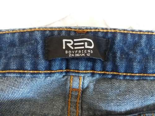 DISTRESSED JEANS