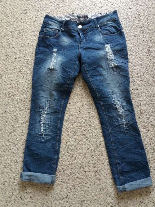 DISTRESSED JEANS