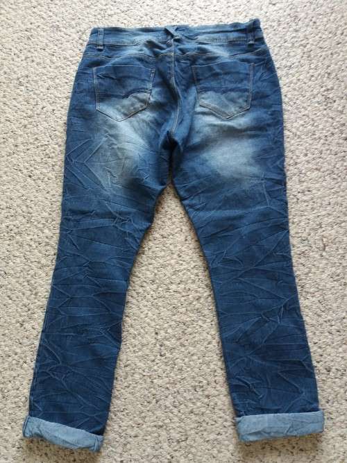DISTRESSED JEANS
