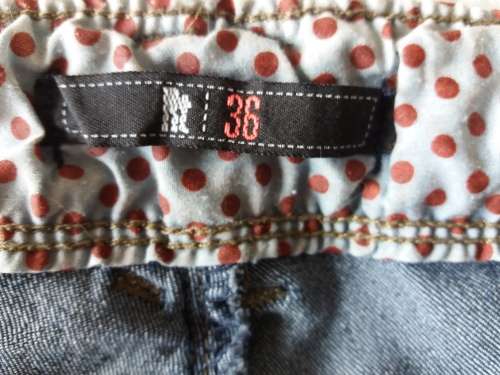 DISTRESSED JEANS