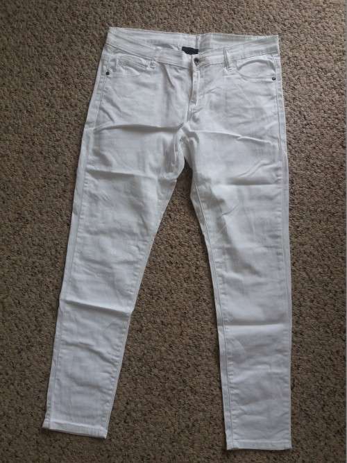 WHITE JEANS