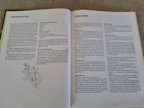 A-Z of Herbs - Margaret Roberts