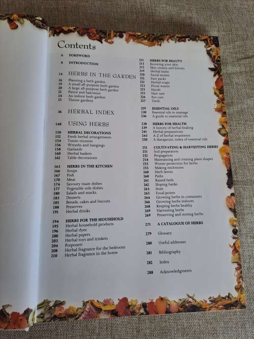 The Complete Book of Herbs - Lesley Bremness