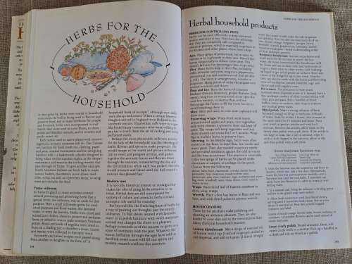 The Complete Book of Herbs - Lesley Bremness
