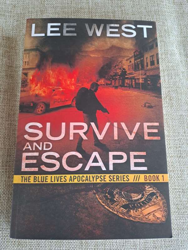 Survive and Escape Book 1 in The Blue Lives Apocalypse Series - Lee West