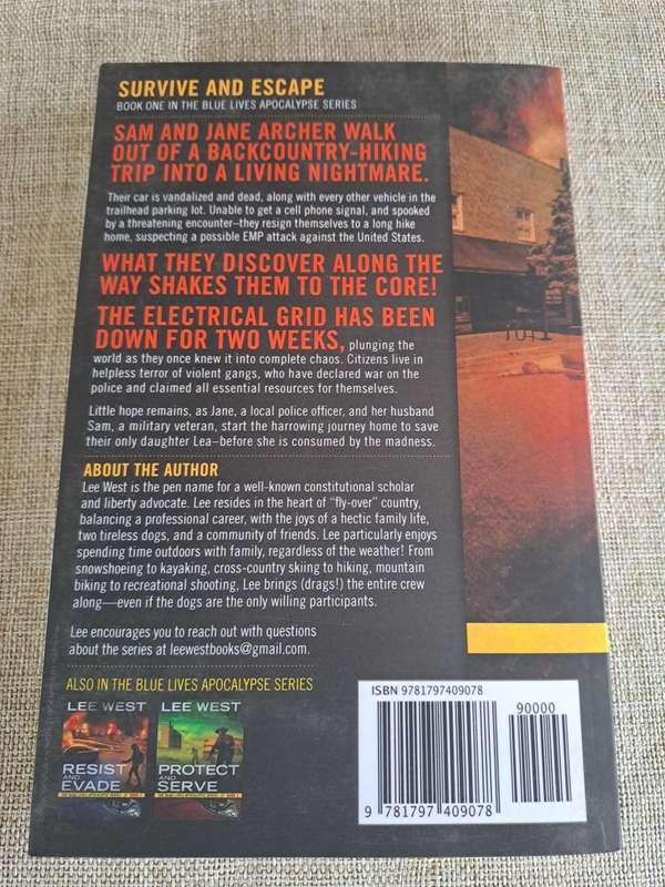 Survive and Escape Book 1 in The Blue Lives Apocalypse Series - Lee West