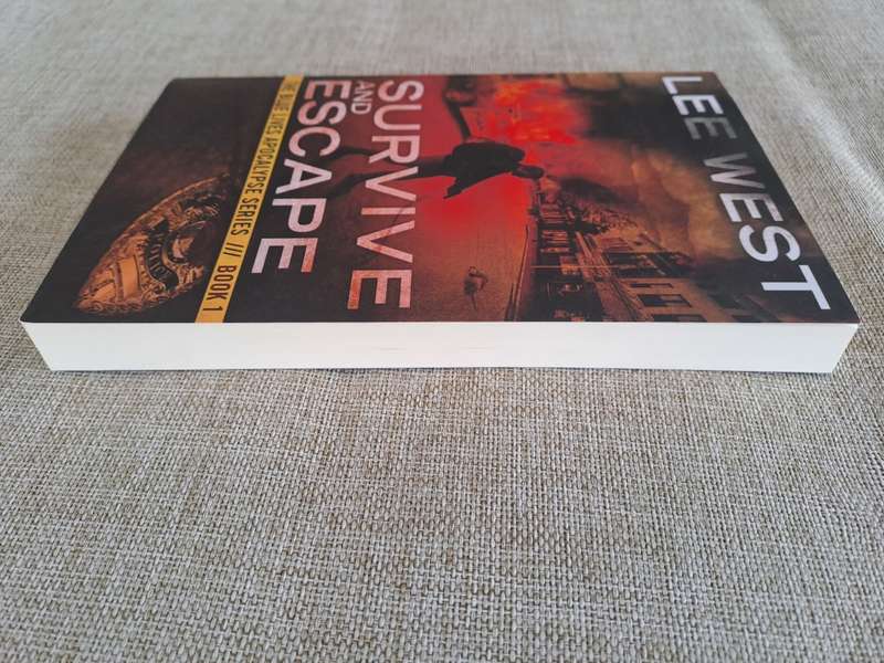 Survive and Escape Book 1 in The Blue Lives Apocalypse Series - Lee West