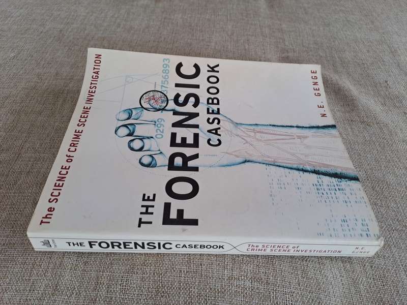 The Forensic Casebook: The Science of Crime Scene Investigation - N.E. Genge