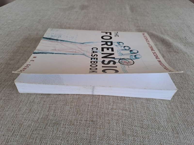 The Forensic Casebook: The Science of Crime Scene Investigation - N.E. Genge