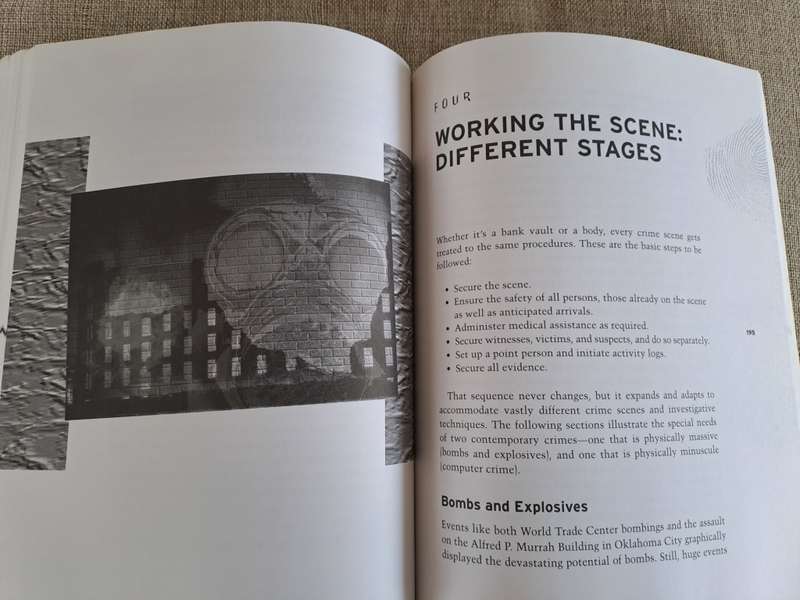 The Forensic Casebook: The Science of Crime Scene Investigation - N.E. Genge