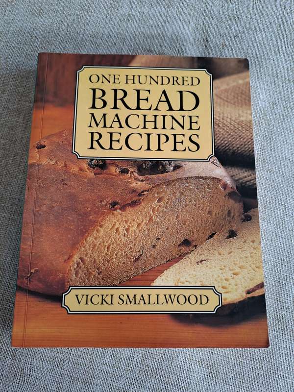 One Hundred Bread Machine Recipes - Vicki Smalleood