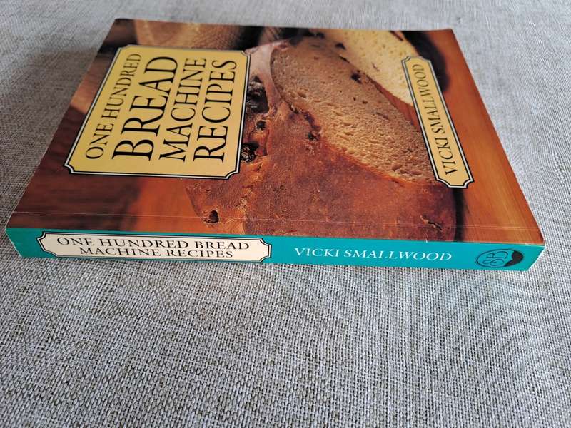 One Hundred Bread Machine Recipes - Vicki Smalleood