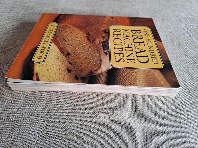 One Hundred Bread Machine Recipes - Vicki Smalleood