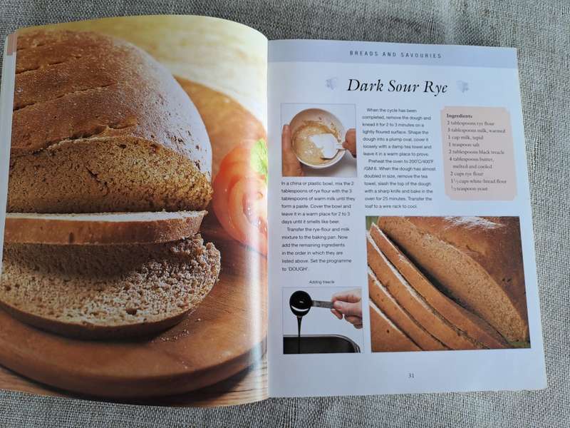 One Hundred Bread Machine Recipes - Vicki Smalleood