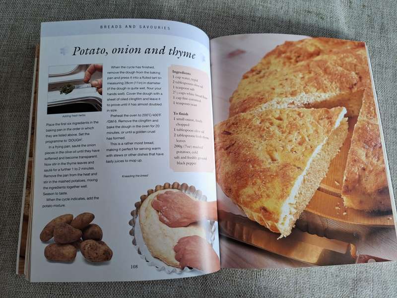 One Hundred Bread Machine Recipes - Vicki Smalleood