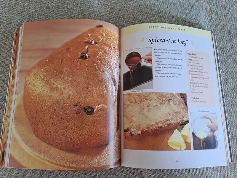 One Hundred Bread Machine Recipes - Vicki Smalleood