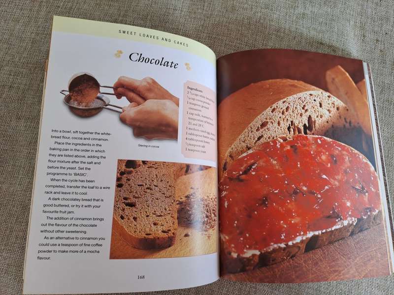 One Hundred Bread Machine Recipes - Vicki Smalleood