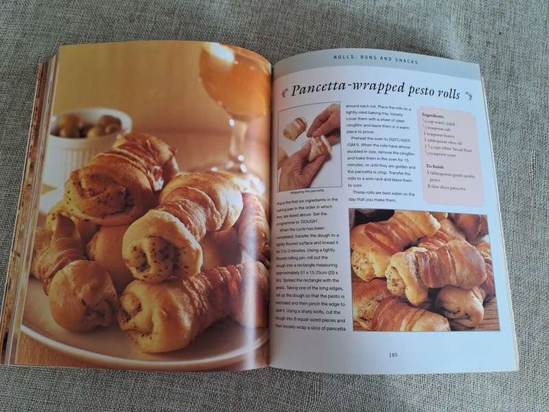One Hundred Bread Machine Recipes - Vicki Smalleood