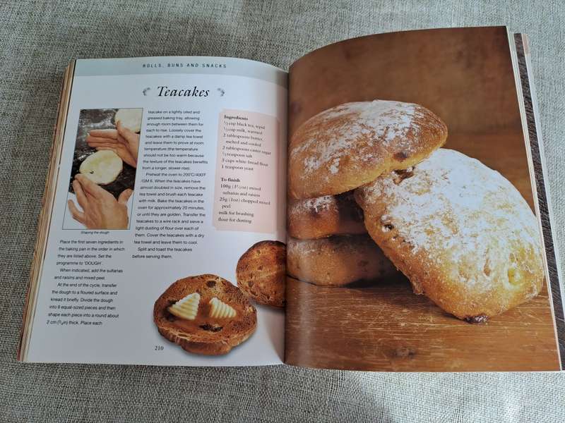 One Hundred Bread Machine Recipes - Vicki Smalleood