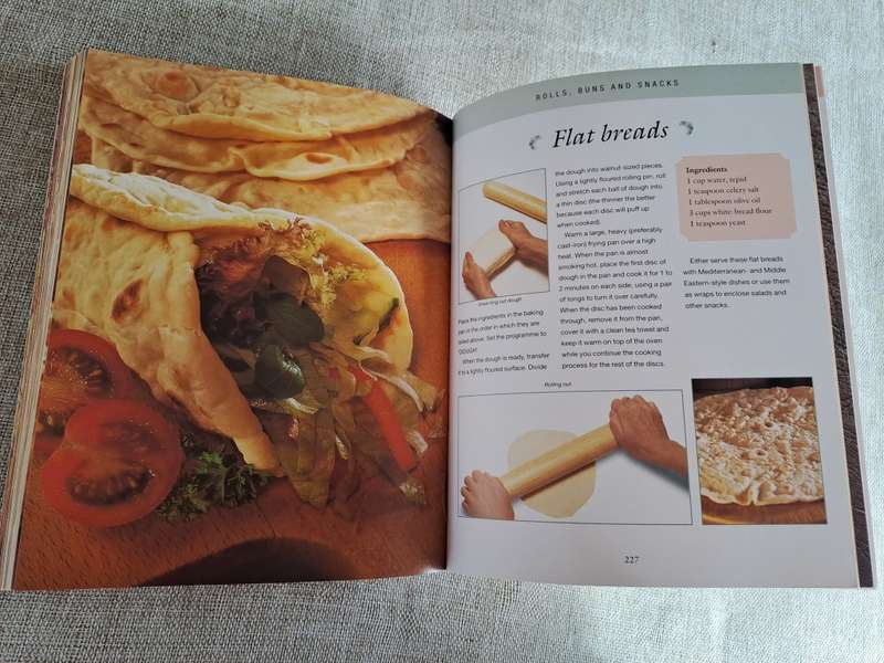 One Hundred Bread Machine Recipes - Vicki Smalleood