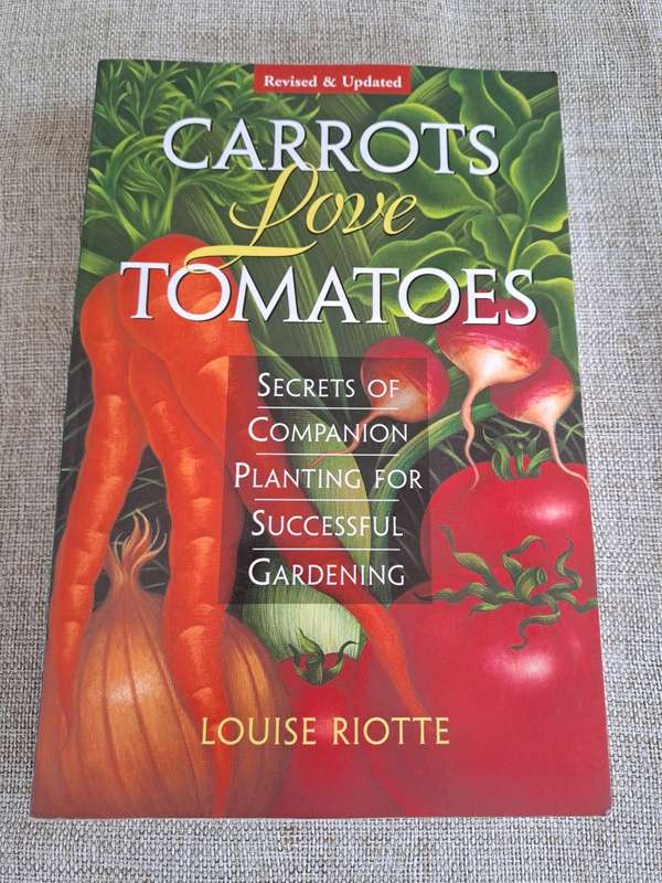 Carrots Love Tomatoes: Secrets of Companion Planting for Successful Gardening - Louise Riotte