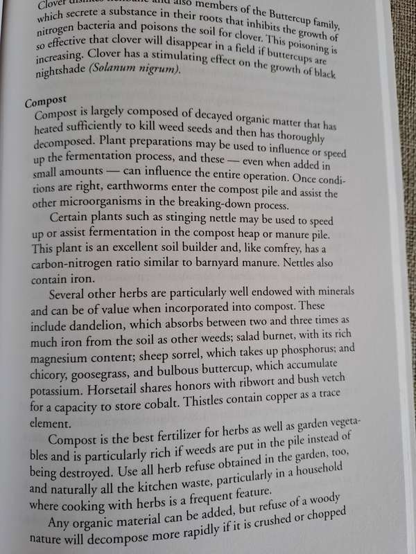 Carrots Love Tomatoes: Secrets of Companion Planting for Successful Gardening - Louise Riotte