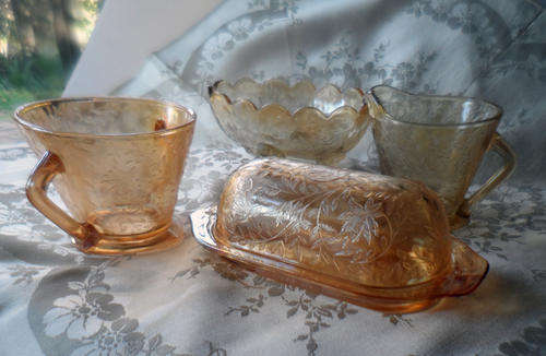 JEANETTE GLASS FLORAGOLD COLLECTION - LACY, FLOWERY PATTERN