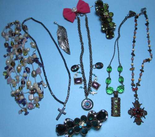 JOB LOT OF COSTUME JEWELLERY(1)