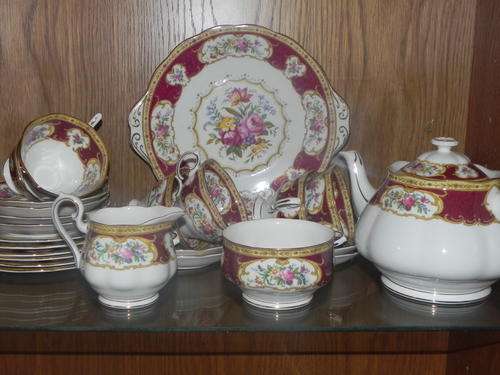 23 PIECE ROYAL ALBERT "LADY HAMILTON" TEA SET/TEASET