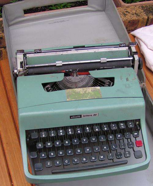 Typewriter - Olivetti Portable Lettera 32 (Antique)