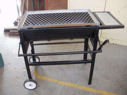 BRAAI ON WHEELS WITH ADJUSTABLE GRID