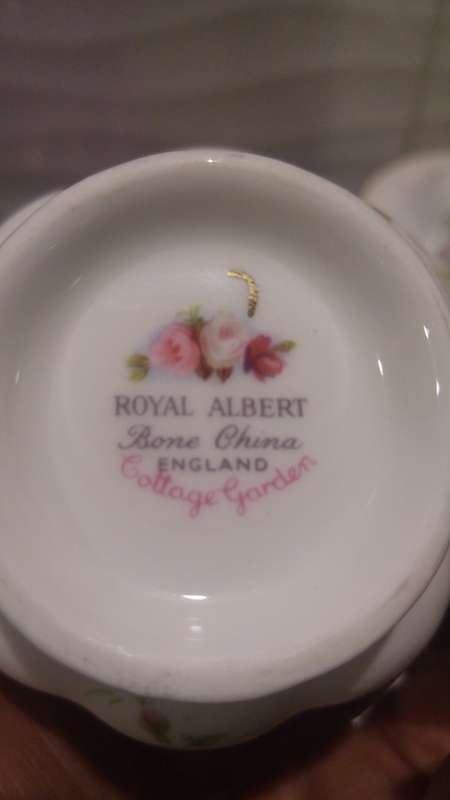 Royal Albert - Cottage Garden 22 piece tea set