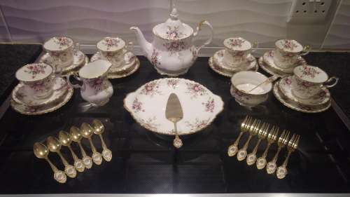 Royal Albert - Cottage Garden 22 piece tea set