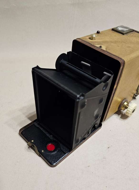 Vintage Kodak Brownie SIX-20 Model F Box Camera - BEAUTIFUL RARE CONDITION