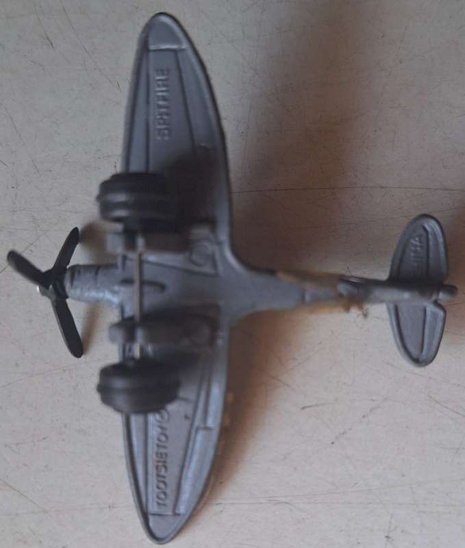 Tootsie Diecast spitfire (6cm wide, 4.5 length)