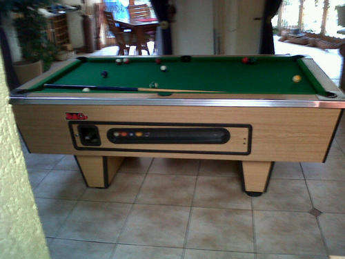 great condition green cloth pool table