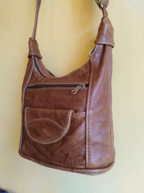 GENUINE LEATHER LADIES HANDBAG - SMART AND FASHIONABLE