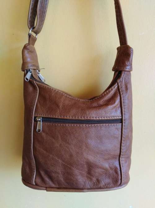 GENUINE LEATHER LADIES HANDBAG - SMART AND FASHIONABLE