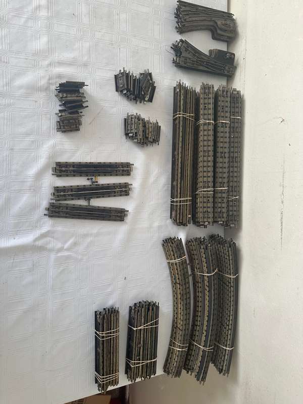 MODEL TRAIN TRACKS