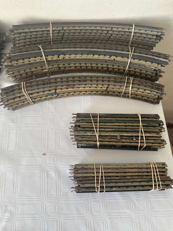 MODEL TRAIN TRACKS