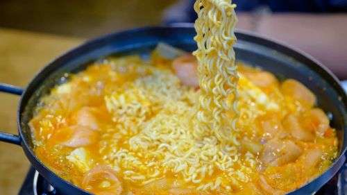 Ramen Instant Noodle,1 Ramen Bowl - Melamine & 1 Alloy ChopsticksPickle Sour Veg. & Beef Cube - 500