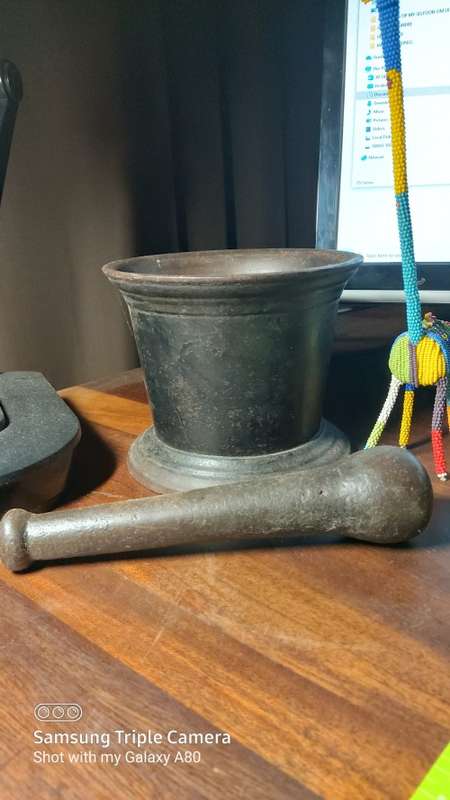 Antique/Vintage Solid Cast Iron Mortar and Pestle - 3 Pints