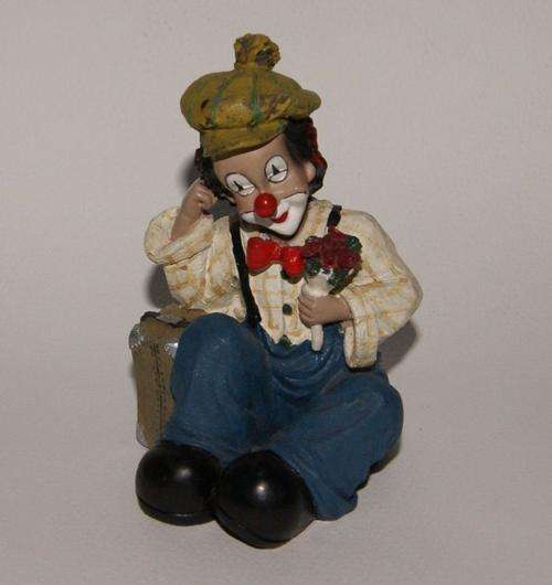 CLASSY FIGURINE OF A CLOWN IN THE ACT