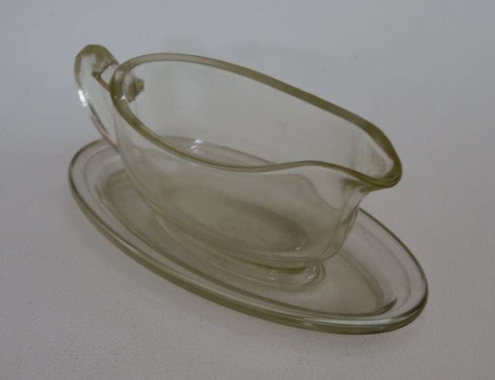 VINTAGE COMPLETE PYREX GRAVY BOAT