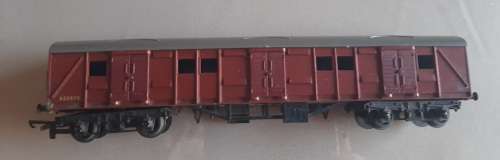 BR Coach - Tri-ang - Crimson luggage  OO Gauge