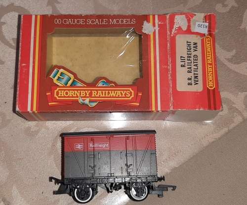 HORNBY 1:76 SCALE R.117 B.R. RAILFREIGHT VENTILATED VAN