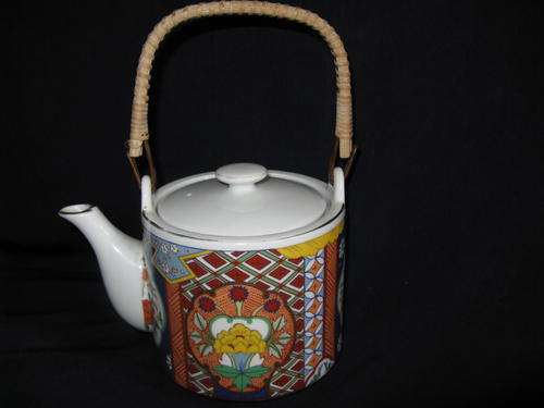 Beautiful Imari porcelain teapot!