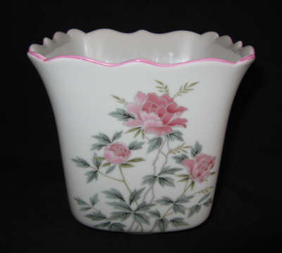 Japanese fine porcelain vase with pink roses