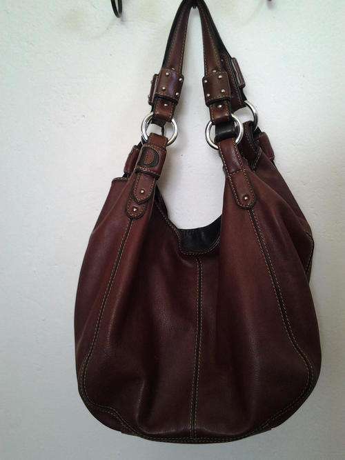 Beautiful Leather Veera Pelle Styled in Italy Handbag